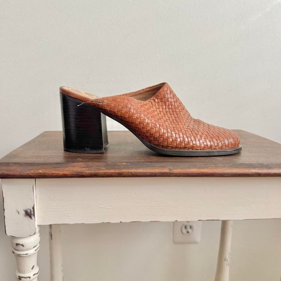 Shoes - Vintage Woven Leather Mule 90s boho brown cognac square